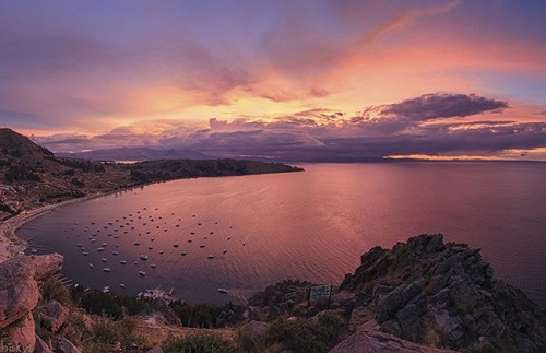 Hồ Titicaca, biên giới Peru và Bolivia: là hồ cao nhất thế giới có thể đi thuyền được [1], ở độ cao 3,812 m (12,507 feet) trên mực nước biển. Tọa lạc trên đỉnh Altiplano trong dãy Andes trên biên giới của Peru và Bolivia, tại 16°S 69°W, Titicaca có độ sâu trung bình là 107 m [2], và độ sâu tối đa là 281 m.